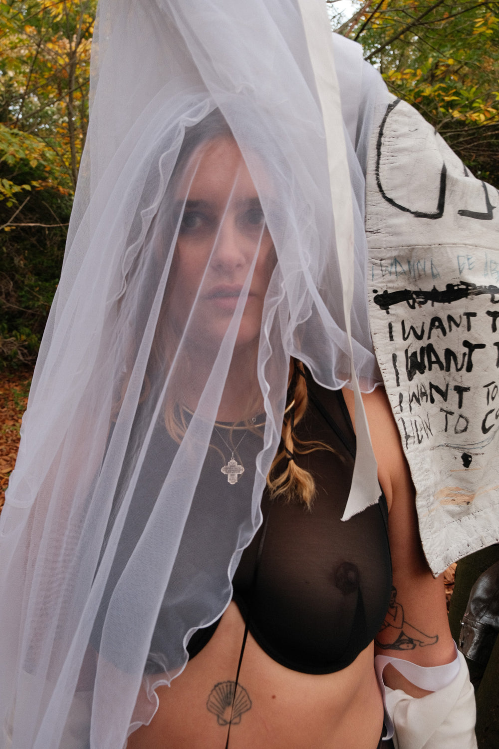 futura (see-through, black)